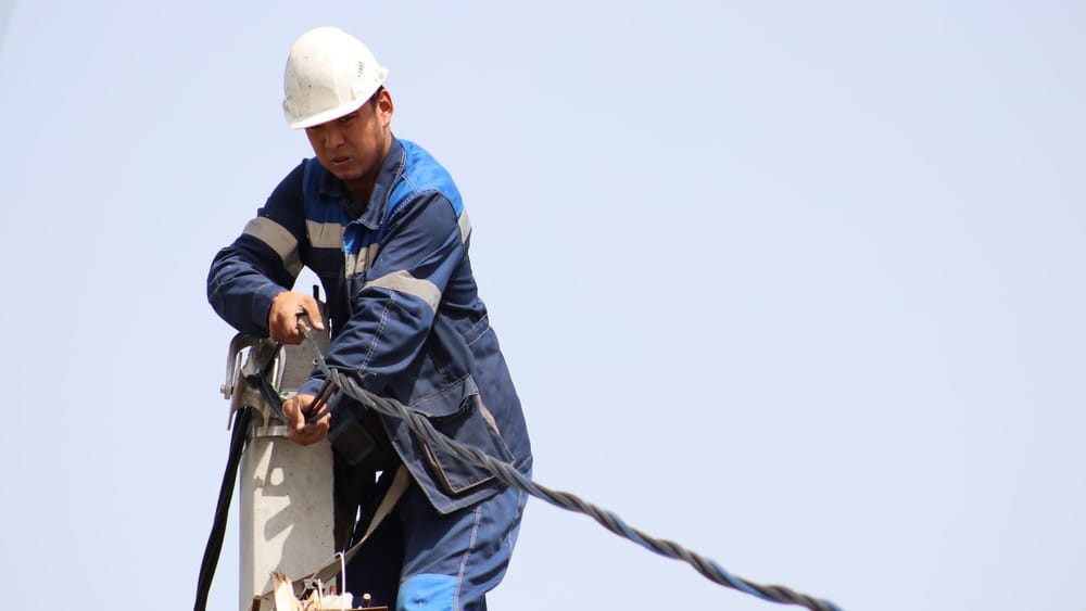 На Иссык-Куле проводят замену 50 км старых проводов на современные СИП изображение публикации