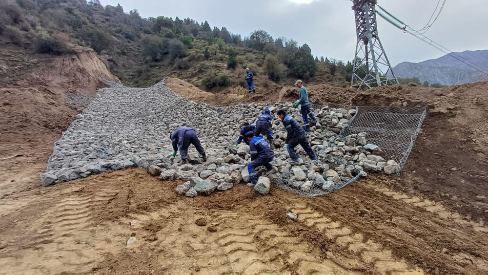 Для защиты от лавин укрепили опоры важной ЛЭП, соединяющей юг и север Кыргызстана изображение публикации