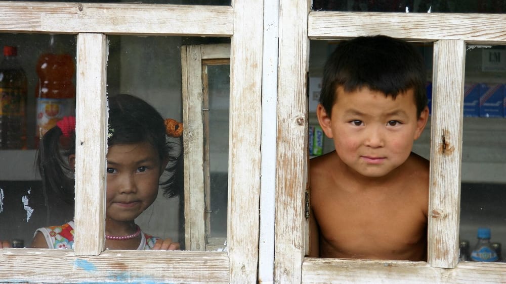 В КР предложили наказывать трудовых мигрантов, оставивших детей без опеки изображение публикации