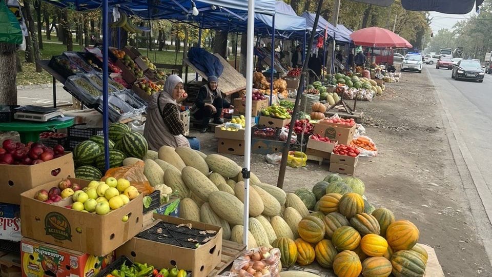 В Бишкеке улицу Чапаева очистили от стихийной торговли изображение публикации