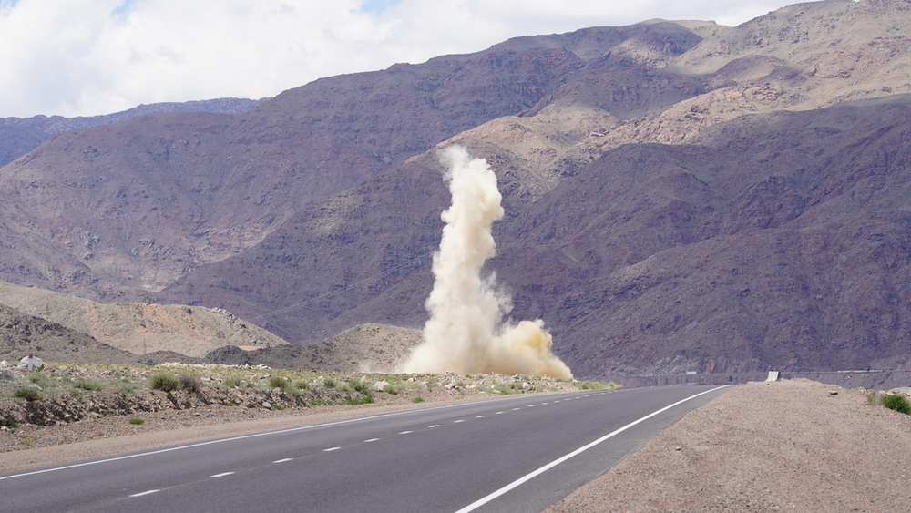 На участке дороги Балыкчы-Кочкор ведутся взрывные работы изображение публикации