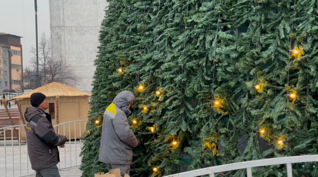 Центральную площадь Бишкека готовят к новогодним торжествам — фото изображение публикации
