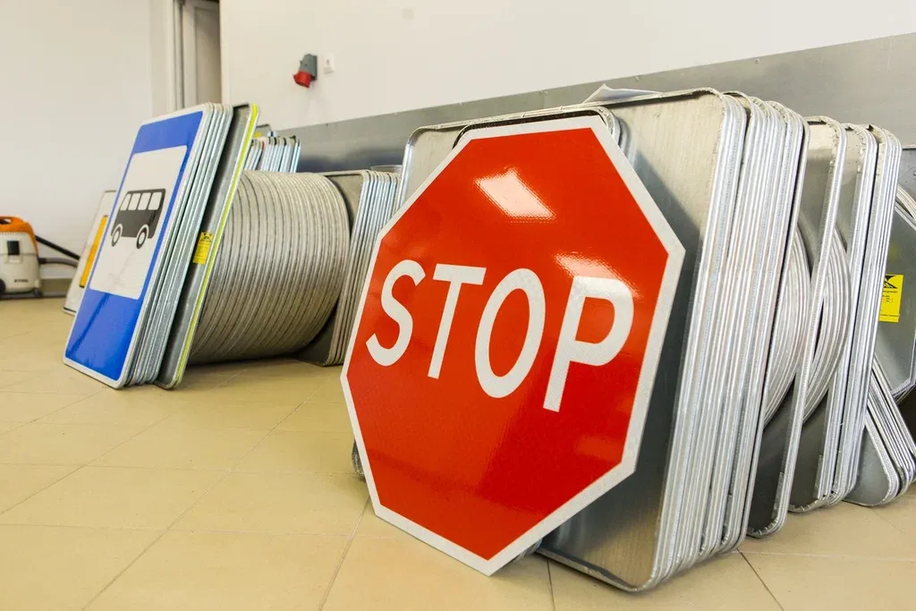 За 11 месяцев в Кыргызстане изготовлено 13.6 тысячи дорожных знаков изображение публикации