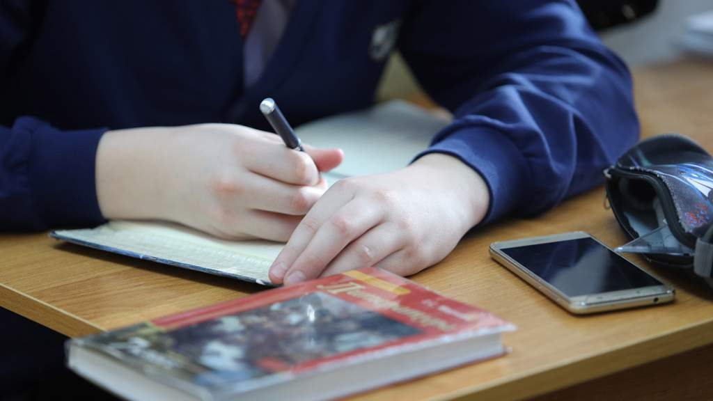 В школах и вузах КР планируют запретить смартфоны и видеосъемку на них изображение публикации