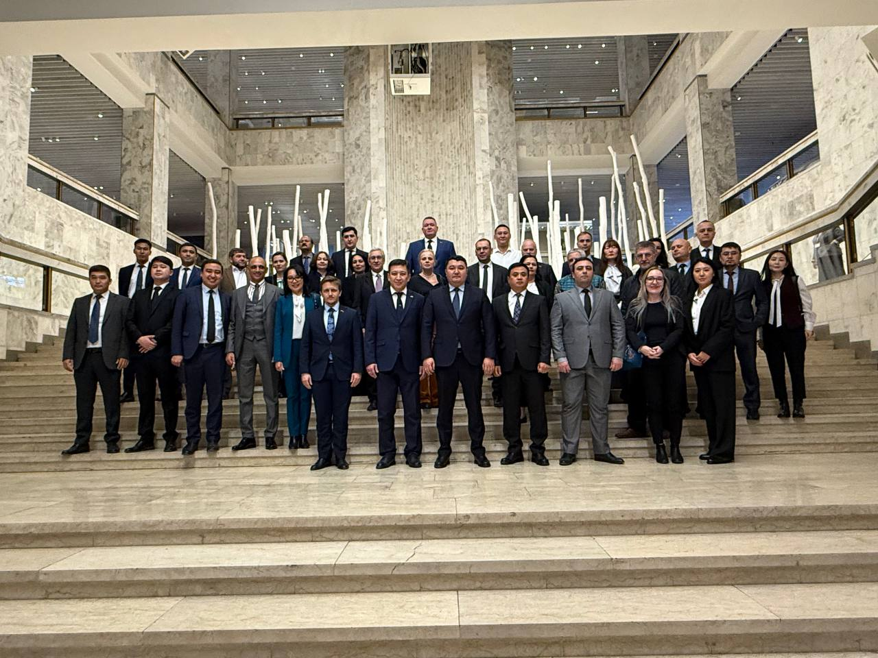 МИД Кыргызстана обсудил с дипломатами зарубежья упрощение процедур выезда за границу изображение публикации