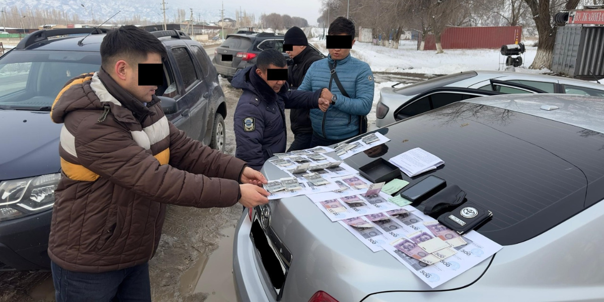 Инспекторы ОБДД получили взятку за выдачу машины со штрафстоянки – их задержал ГКНБ изображение публикации