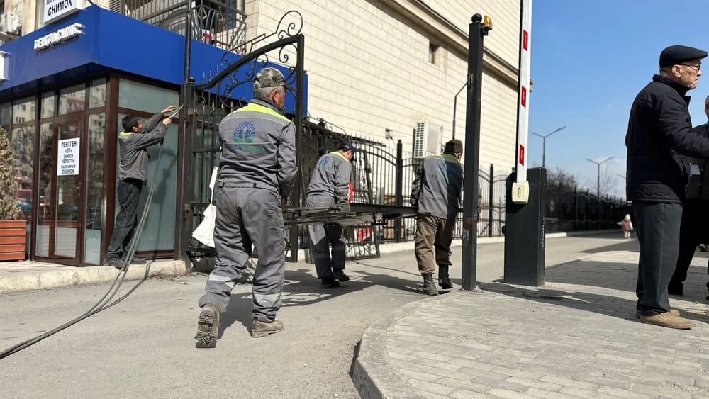 Самовольно установленные заборы пополнили бюджет Бишкека на 200 тысяч сомов изображение публикации