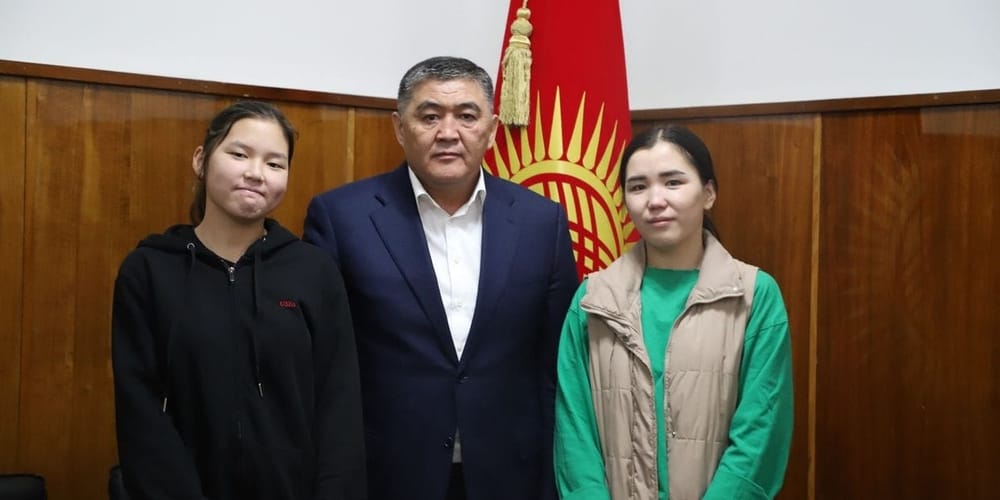 Глава ГКНБ помог сестрам-сиротам решить жилищный вопрос: им дадут две трехкомнатные квартиры изображение публикации