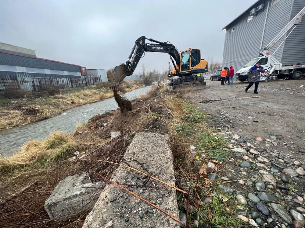 В Бишкеке проводят масштабную очистку русла реки Ала-Арча изображение публикации