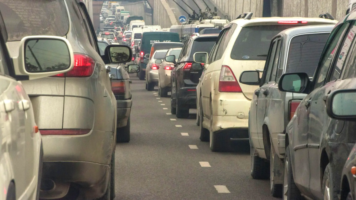 Новый график учебы в Бишкеке: в ЖК поспорили о статистике снижения количества пробок в столице изображение публикации