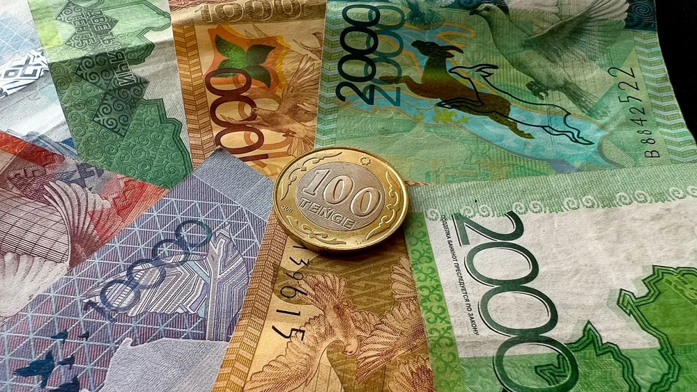 Доллар стабилен, тенге просел — курс валют на Моссовете и в банках КР 29 ноября изображение публикации