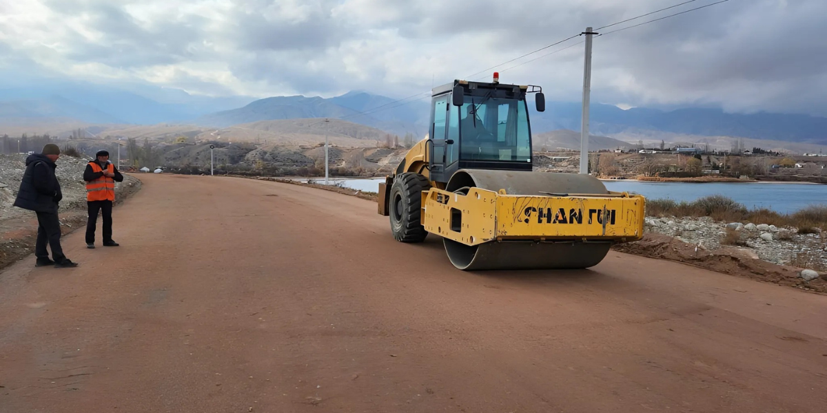 Минтранс назвал дату окончания ремонта дороги Балыкчи — Каракол по южному берегу Иссык-Куля изображение публикации