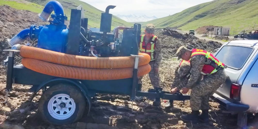 В Бишкеке откачивают воду из заполненного селезащитного сооружения в Манка-Жар изображение публикации