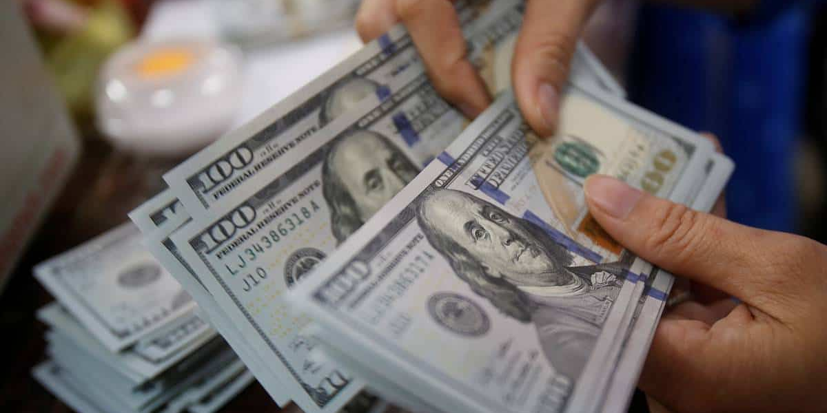 Сколько стоят доллар, евро и рубль 7 апреля — обменный курс в Бишкеке изображение публикации