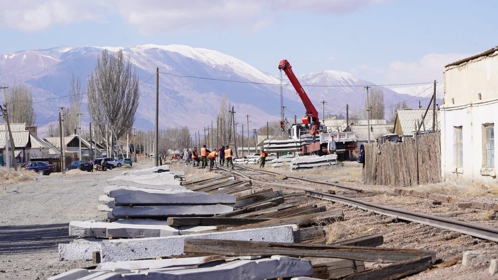 В Балыкчы проводят капремонт железной дороги – фото изображение публикации