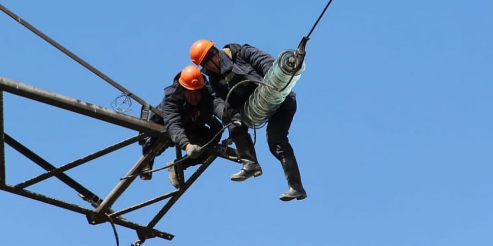 НЭСК установит 68 тысяч новых изоляторов на линиях электропередачи до конца года изображение публикации