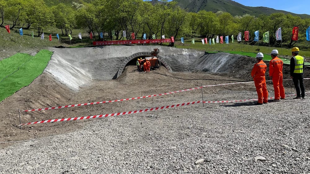 В Джалал-Абадской области начали строительство тоннеля железной дороги КНР–КР–РУз изображение публикации