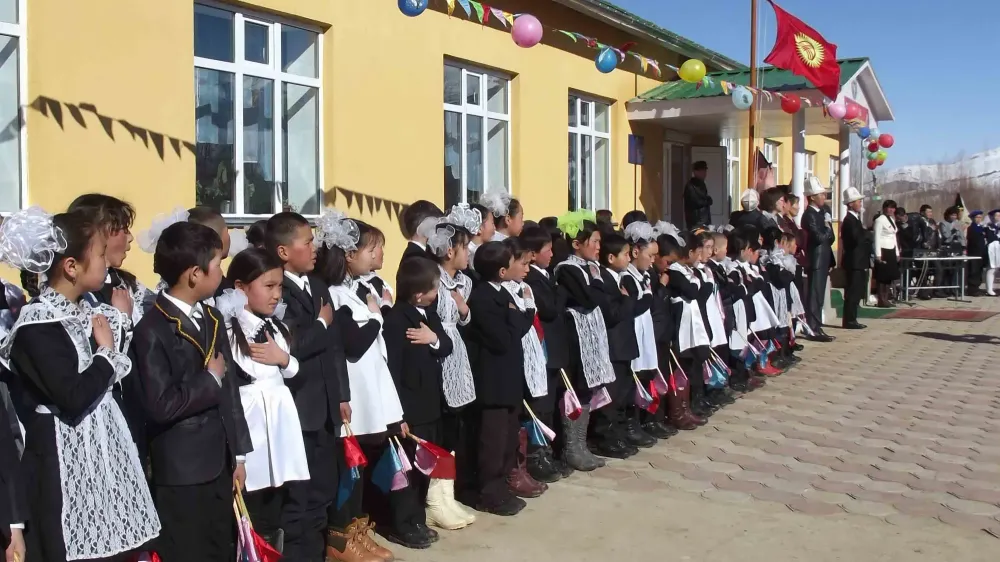 Нарынских школьников будут поощрять поездками за границу вместе с родителями за отличные оценки изображение публикации