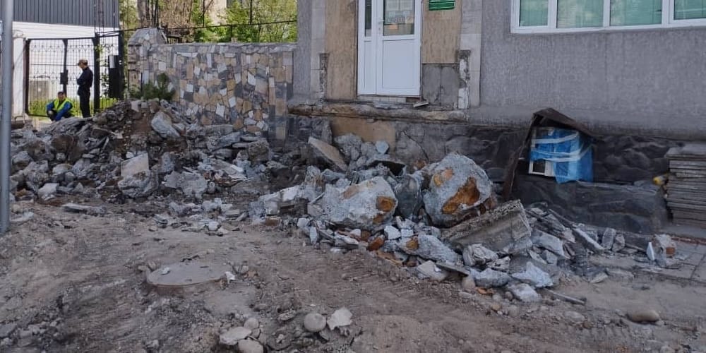 На проспекте Айтматова в Бишкеке демонтировали 33 забора, по Бишкеку — более 110 капстроений изображение публикации