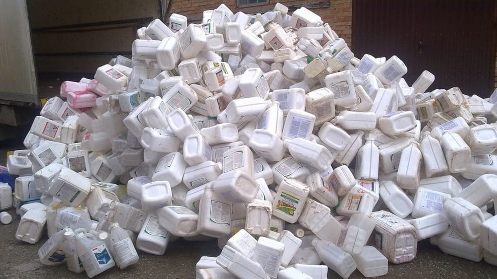 В Кыргызстане запустили пилотный проект по сбору и утилизации тары из-под пестицидов изображение публикации