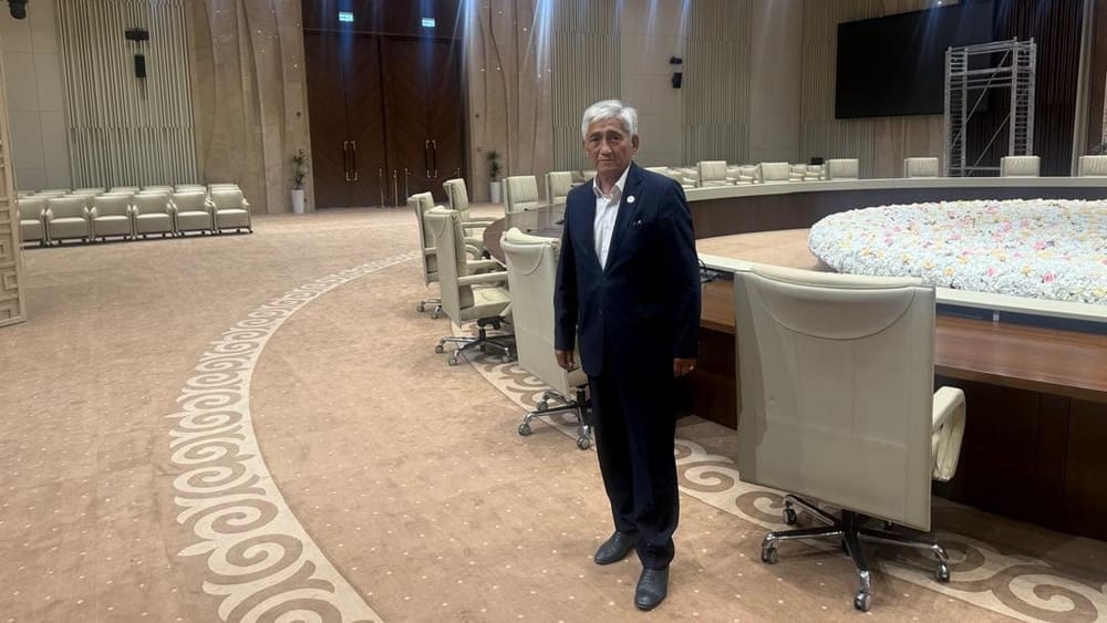 Жапаров вручил премию сопернику Атамбаева по СДПК Сагынбеку Абдрахманову изображение публикации