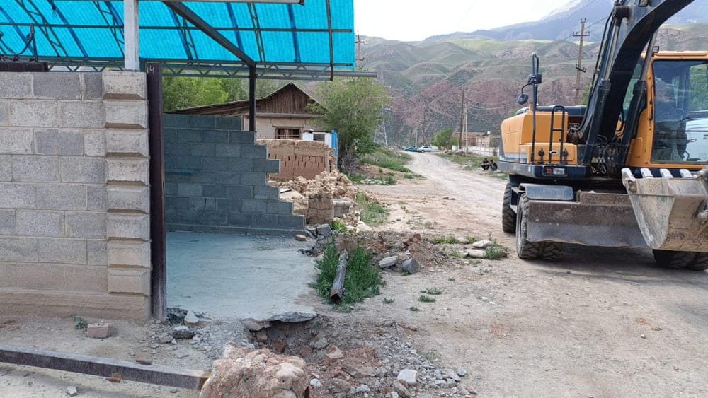 Нарынчанам выдано 400 предписаний о незаконных постройках – мэрия продолжает их снос изображение публикации