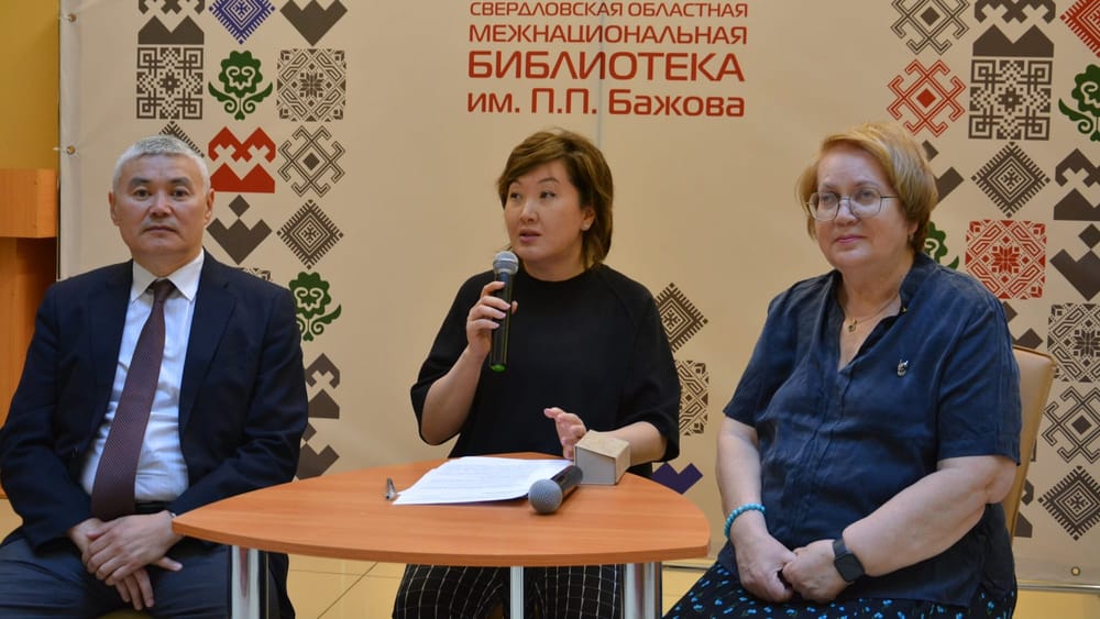 Кыргызстанцы пожаловались на очереди и проверки: в Екатеринбурге прошла встреча с акыйкатчы КР изображение публикации