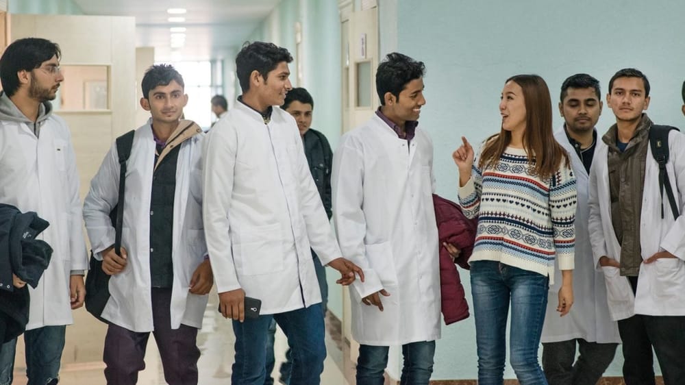 В Минсоцтруда рассказали, как иностранцы могут легализовать свое пребывание в КР до 10 июня изображение публикации