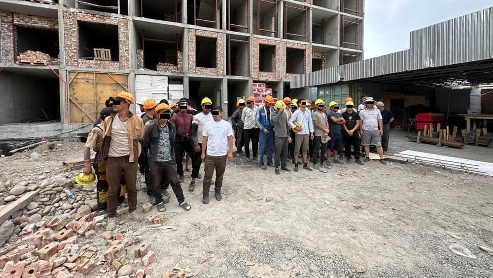 На стройке в Бишкеке выявлены 46 нелегалов — за организацию схемы задержаны иностранцы изображение публикации