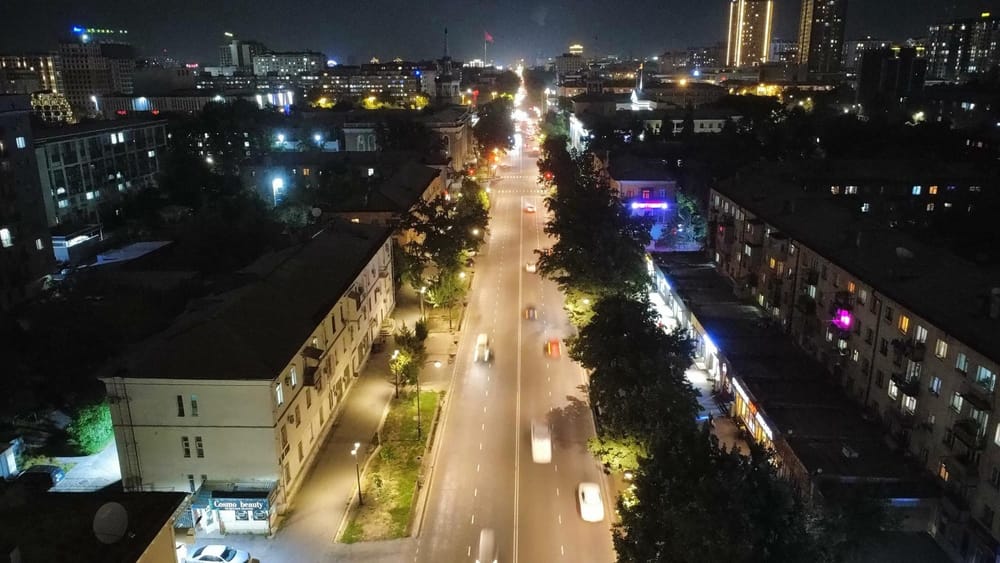 На проспекте Чуй в Бишкеке установили новые фонари и обновили освещение аллеи изображение публикации