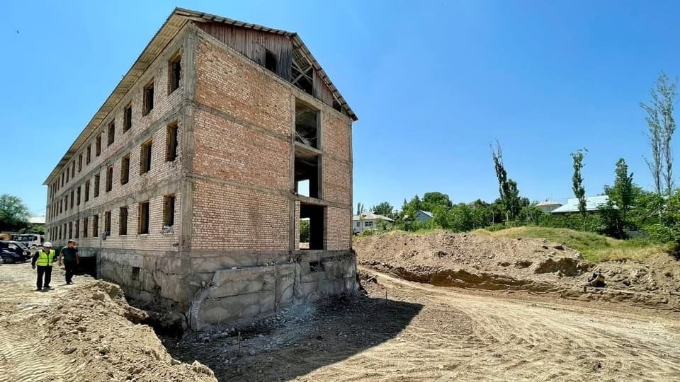 В Оше недострой перепрофилируют под школу на 275 учеников – она откроется к 1 сентября изображение публикации
