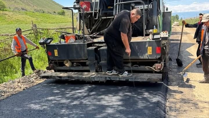 В Жети-Огузском районе укладывают асфальт на дороге Кызыл-Суу – Чон-Кызыл-Суу изображение публикации