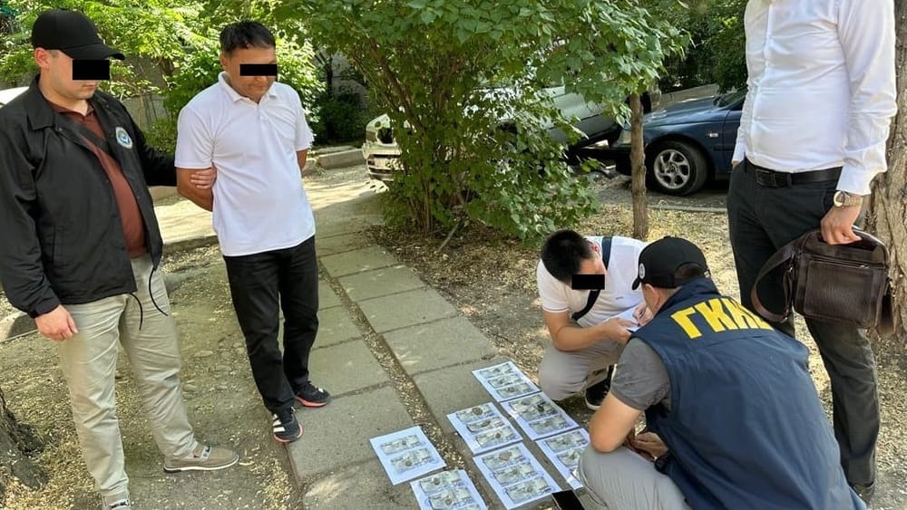 Начальник МТУ мэрии Бишкека задержан с поличным при получении взятки — ГКНБ изображение публикации