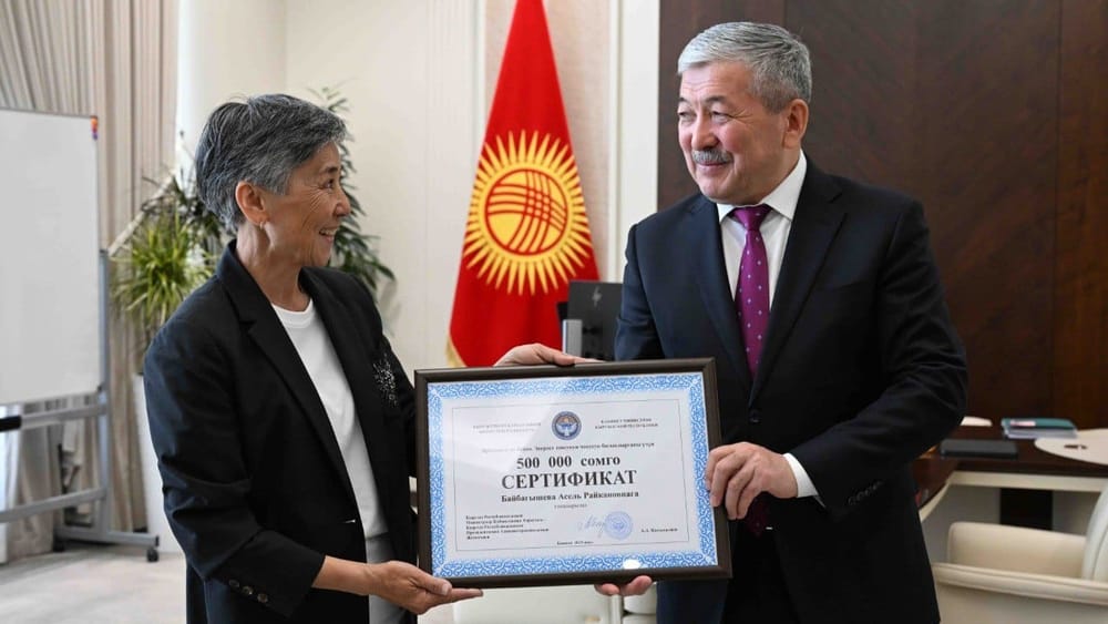 Покорившая Эверест Асель Байбагышева получила 500 тысяч сомов от Адылбека Касымалиева изображение публикации