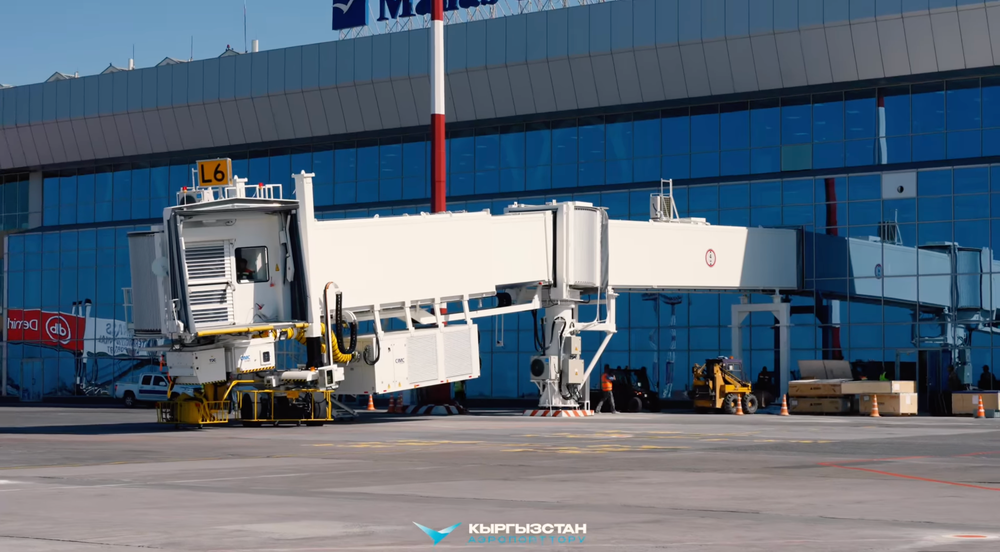 В аэропорту «Манас» установили третий телескопический трап изображение публикации