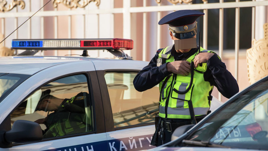 Сотрудники УПСМ Бишкека попались на взятке в 34 тысячи сомов — отпустили водителя под наркотиками изображение публикации