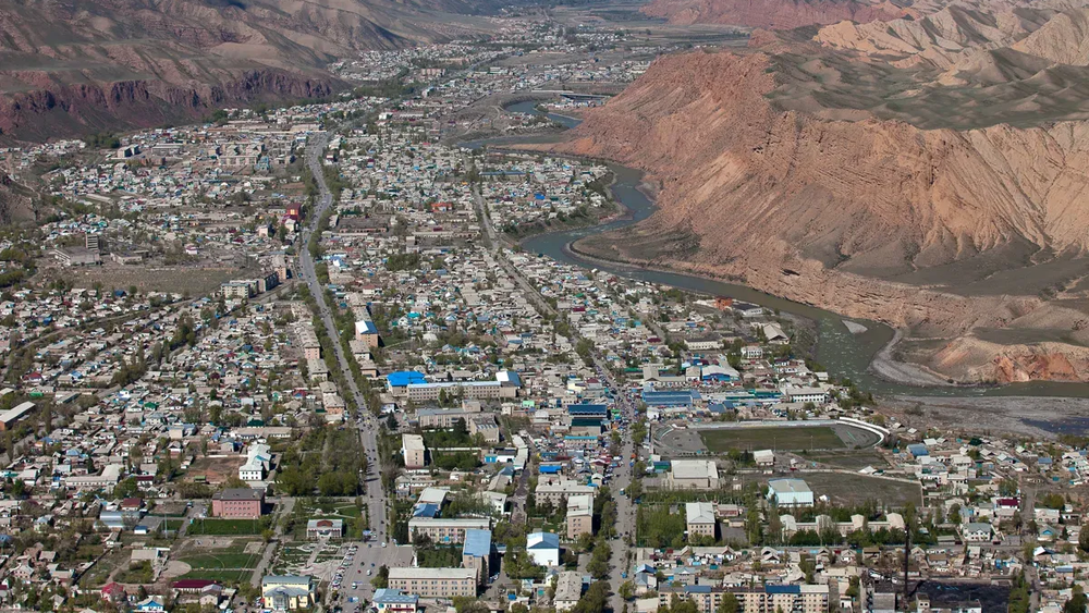 Свыше 9.4 млрд сомов на дороги, соцобъекты и воду — Каныбек Туманбаев опроверг слухи о «забвении» региона изображение публикации