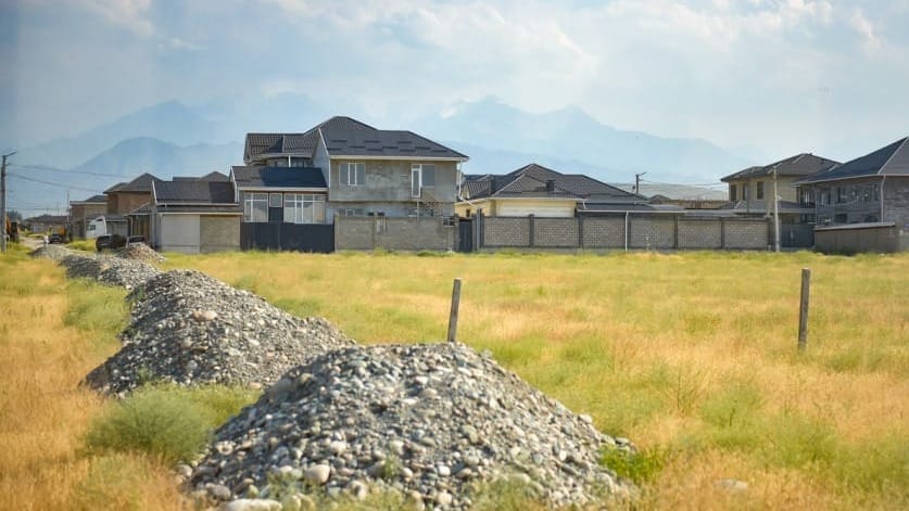 Мэр Бишкека поручил урегулировать статус участков в Кок-Жаре и Жер-Ынтымагы изображение публикации