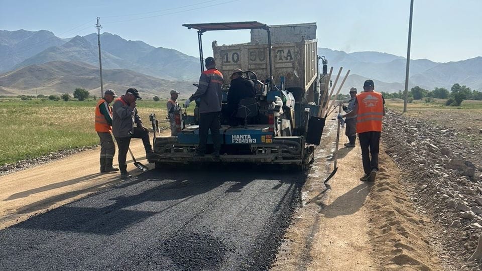 В Таласской области начали укладку асфальта на участке дороги Чат-Базар – Арал – Талды-Булак изображение публикации