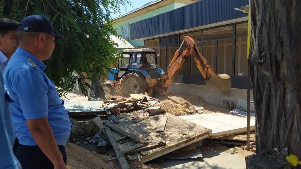 В Токтогуле снесли торговые самострои вдоль трассы Бишкек – Ош изображение публикации