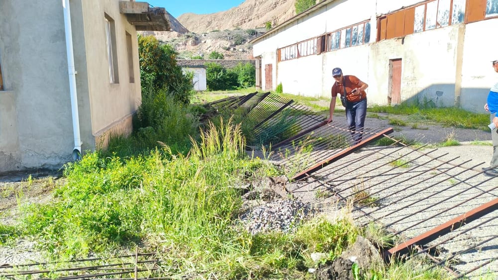 В Нарыне сносят незаконные ограждения для возврата муниципальных земель изображение публикации