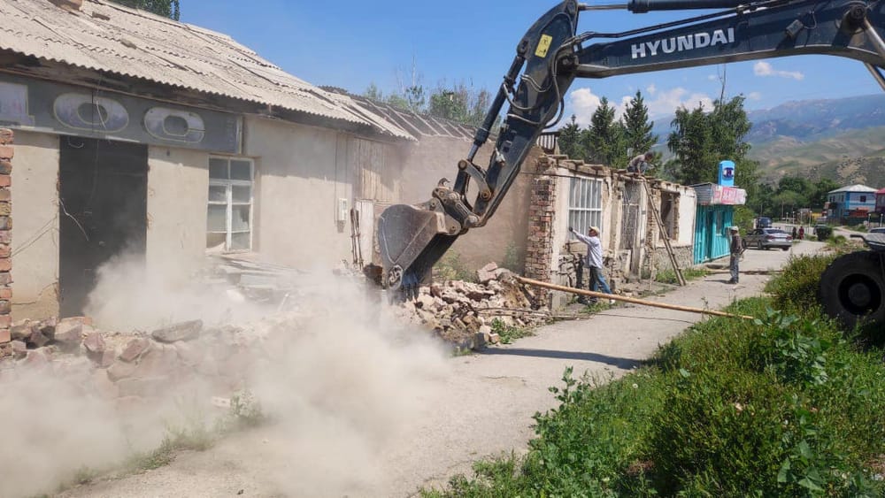 В Нарыне сносят заброшенные и незаконные постройки изображение публикации