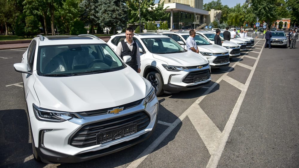 Адылбек Касымалиев вручил Минэконому 26 авто отечественного производства изображение публикации