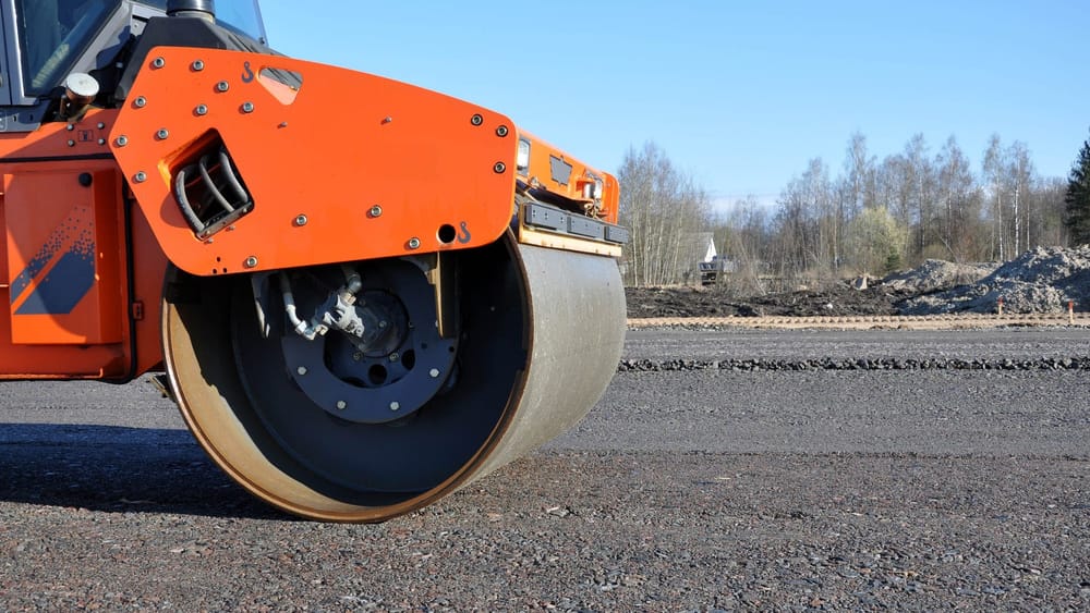 На трассе Бишкек – Нарын – Торугарт укрепляют дорожное покрытие изображение публикации