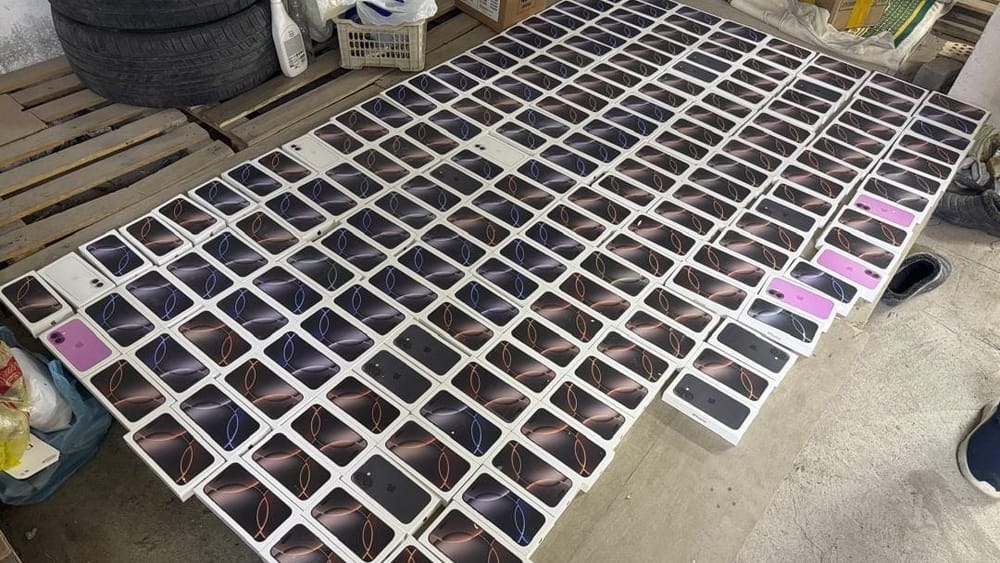 ГКНБ пресек канал контрабанды iPhone и лекарств в Ошской области изображение публикации