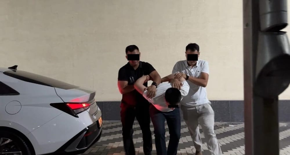 Лжеофицер ГКНБ задержан за вымогательство — у подозреваемого нашли фиктивное удостоверение изображение публикации