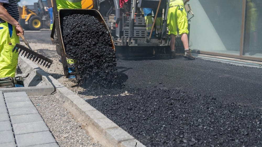 На дороге Сузак – Каду с 30 по 35-й км укладывают асфальт изображение публикации