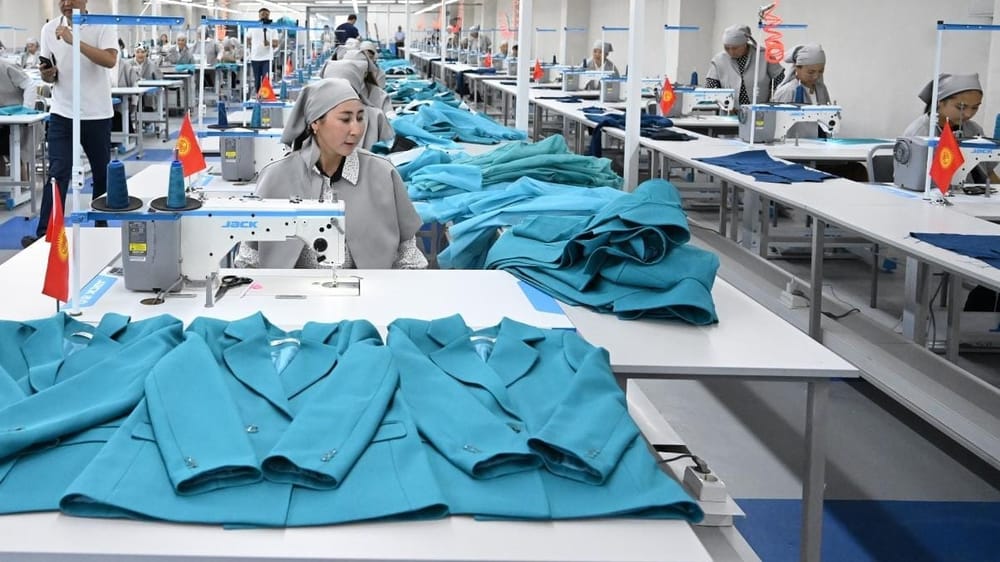130 тысяч рабочих мест и 20 млрд сомов оборота — в Кыргызстане отмечают День работника легкой промышленности изображение публикации
