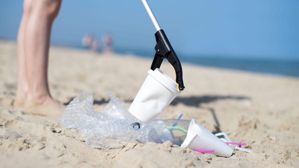 Очистка пляжей на Иссык-Куле станет обязательной: владельцев объектов заставят использовать спецтехнику изображение публикации