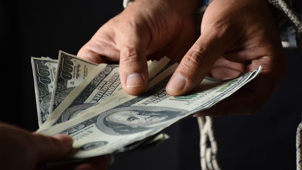 В Оше гражданина оштрафовали за незаконный обмен валют изображение публикации